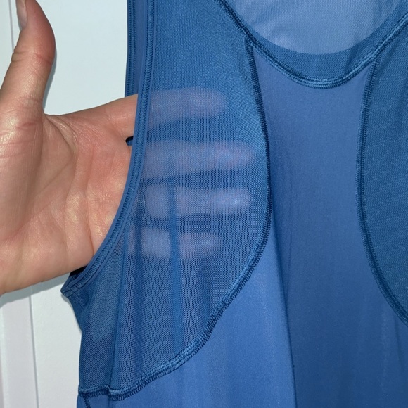 Lululemon mesh tank top 6? 8? - Picture 3 of 6